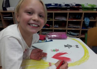 Stella malt gerade ein rotes Herz. Ihr könnt euch bestimmt vorstellen, wofür das Herz steht.
