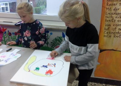 Pia und Mia benutzen für ihr Bild Ölkreiden und Pastellkreiden.