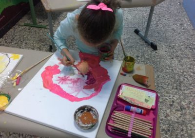Joelle benutzt ihre Lieblingsfarben zum Malen.