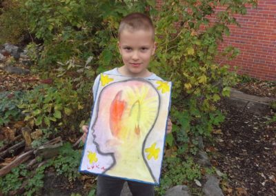 Das ist Luka mit seinem Kunstwerk „Flammen“.