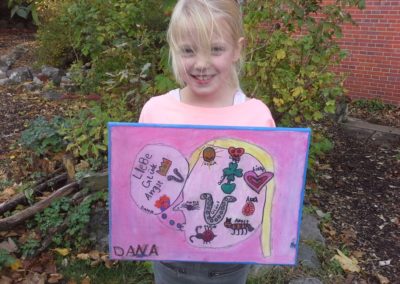 Das ist Dana mit ihrem Kunstwerk „Pinkes Kunstwerk“.