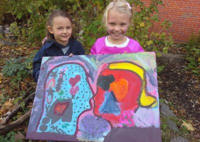 Das sind Mila und Stella mit ihrem Kunstwerk „Schmetterling“.