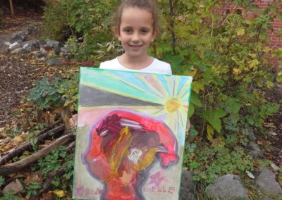Das ist Joelle mit ihrem Kunstwerk „Sunshine“.